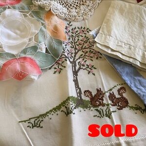 Lot of 9 vintage table Linens